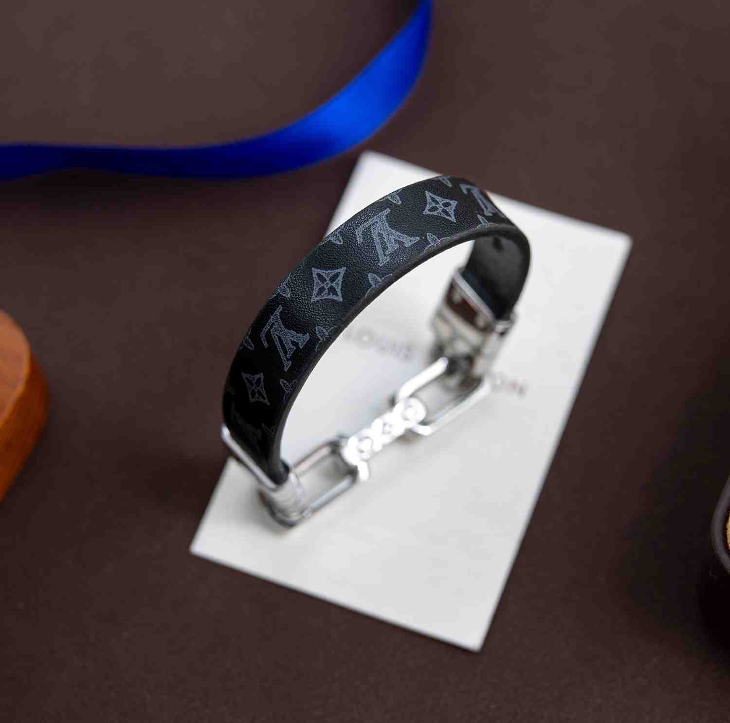 Louis Vuitton LV Links Bracelet   M8340 - PerfectKickZ