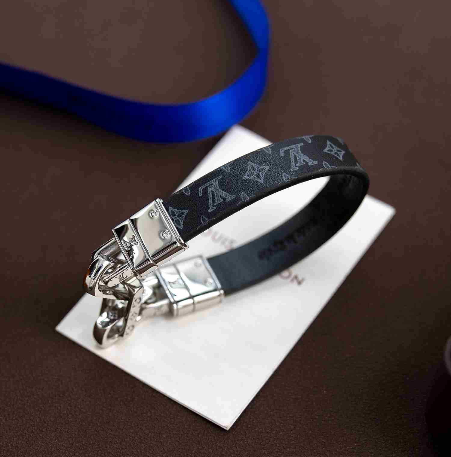 Louis Vuitton LV Links Bracelet   M8340 - PerfectKickZ