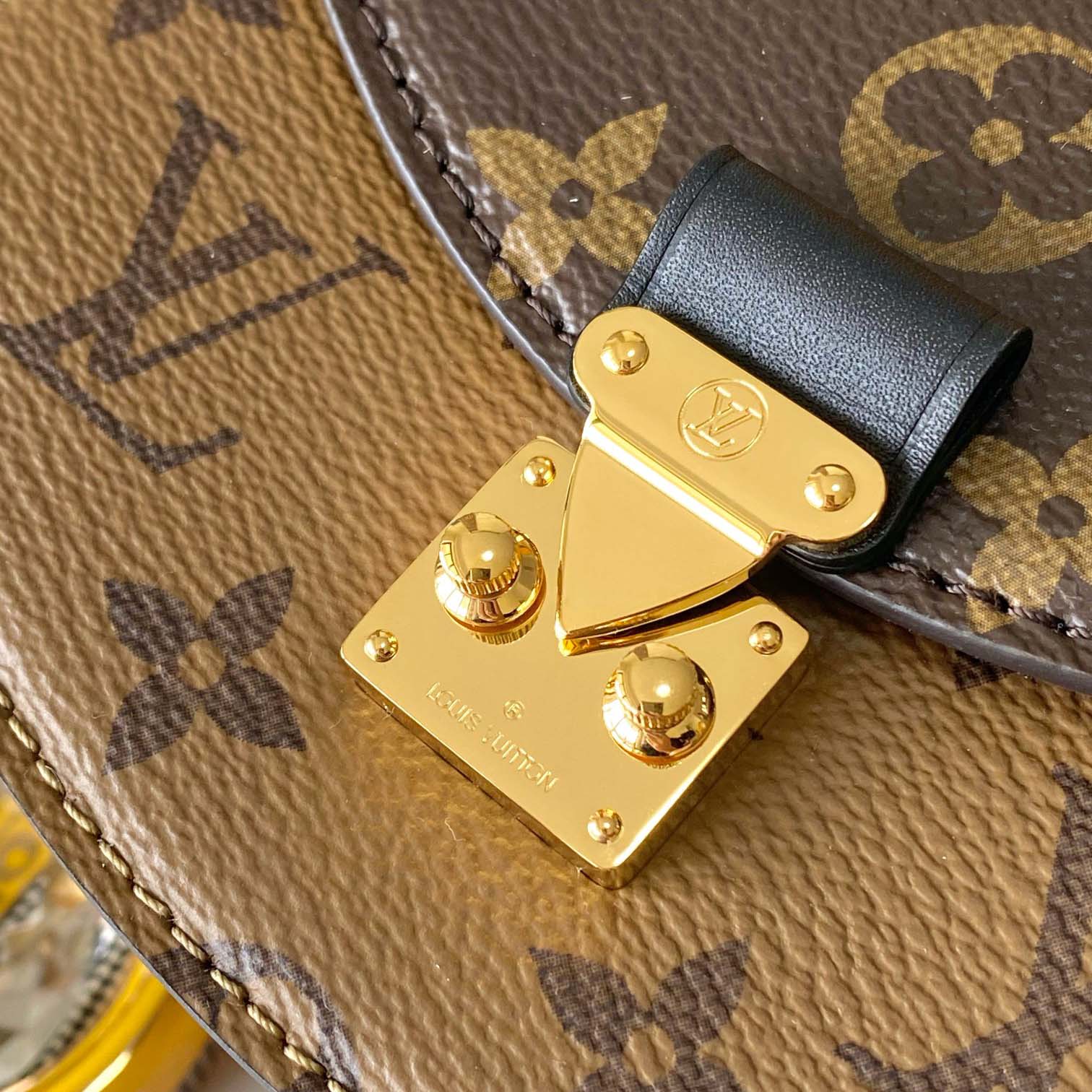 Louis Vuitton Tilsitt Handbag   M83473 - PerfectKickZ