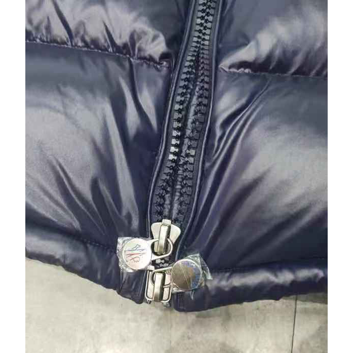 Moncler Logo Print Zipper Down Jacket  - 