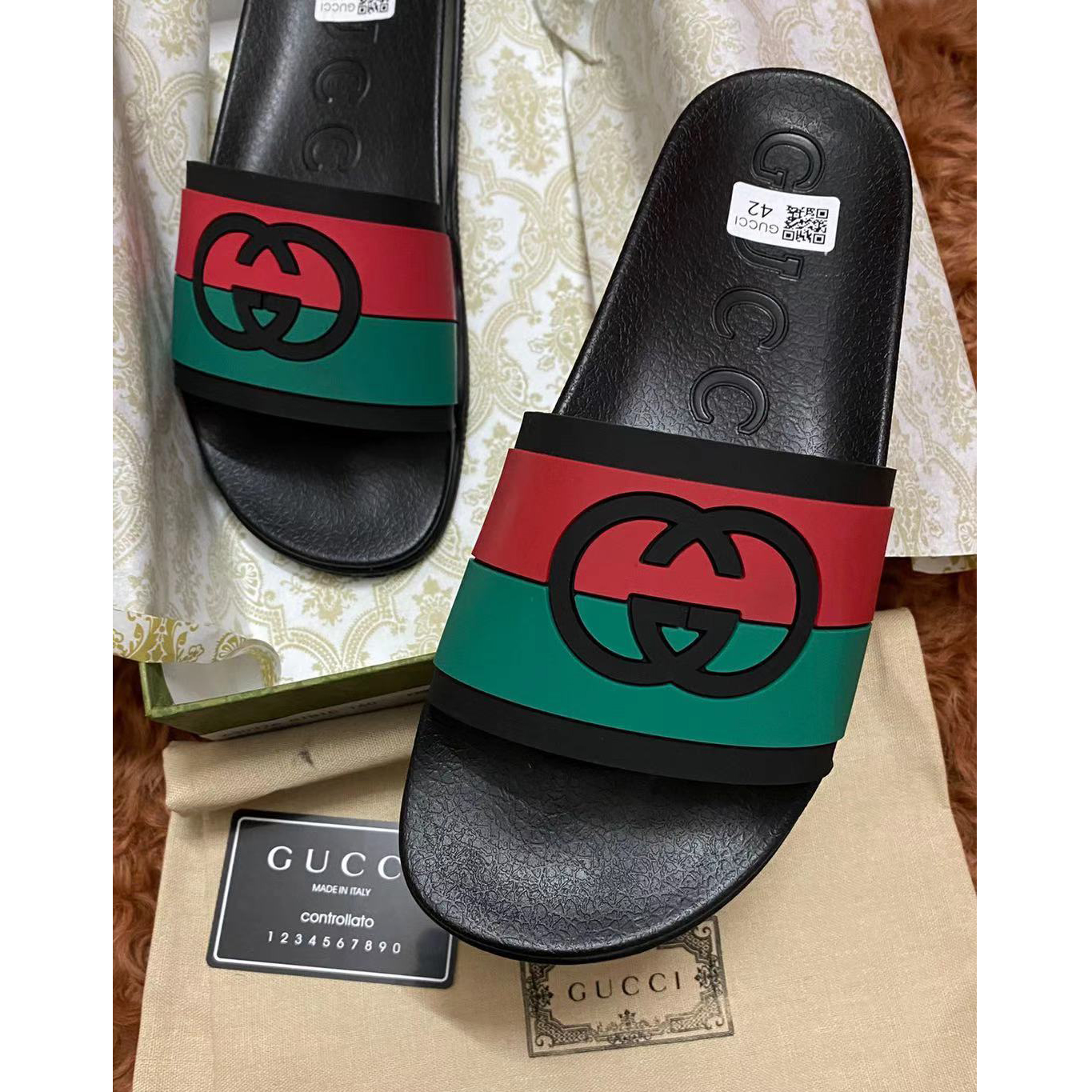 Gucci Men's Interlocking G Slide Sandal - 