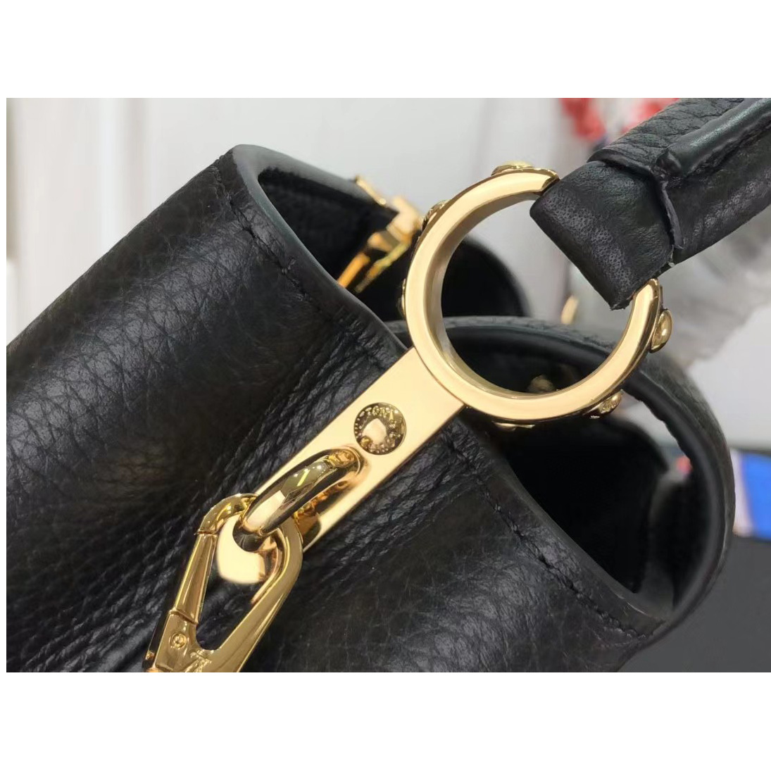 Louis Vuitton Capucines Mini Handbag In Black(21 x 14 x 8 cm) - 