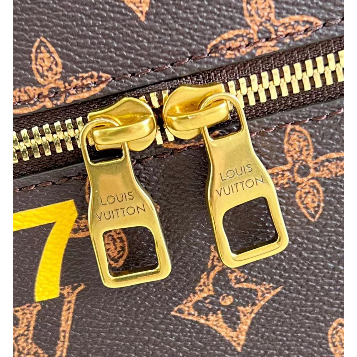 Louis Vuitton Vertical Box Trunk Handbag(15.5-22-7.5 CM) - 