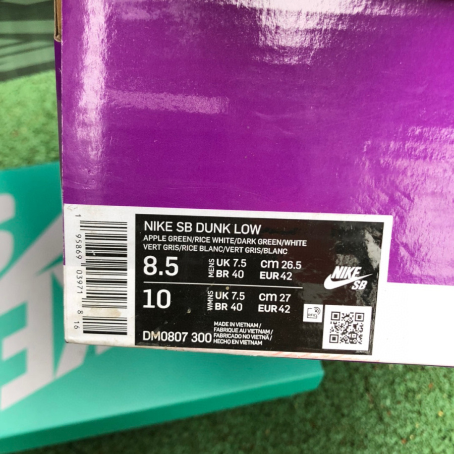 Nike SB Dunk Low "Green Apple" Sneaker   DM0807-300 - 