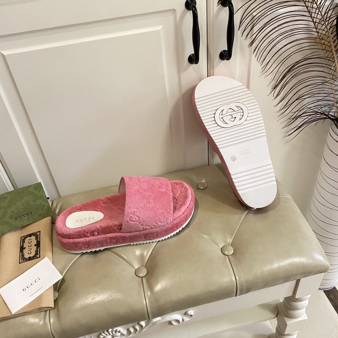 Gucci Women's GG Platform Sandal - PerfectKickZ