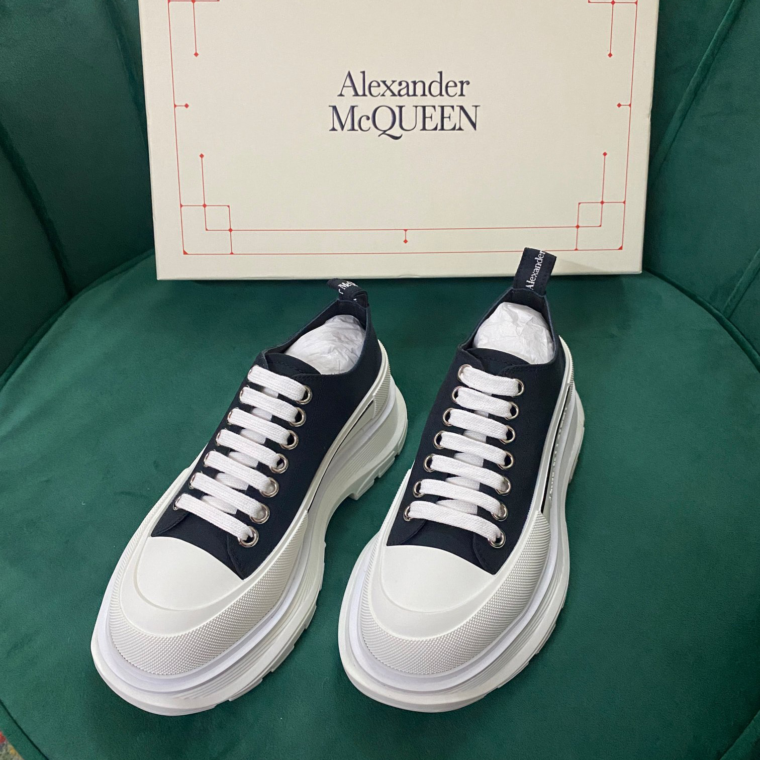 Alexander Mqueen Tread Slick Lace Up in Black/white - 