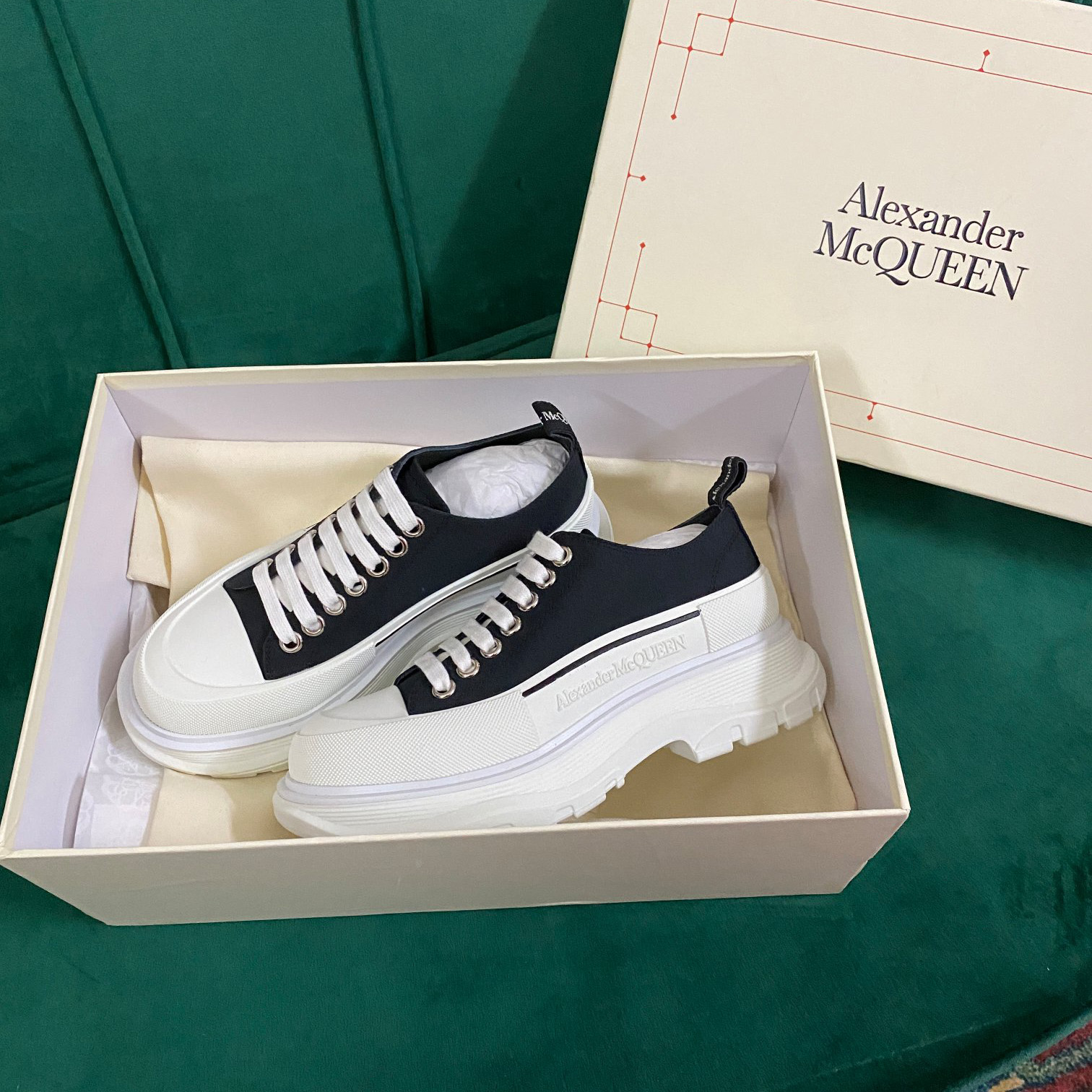 Alexander Mqueen Tread Slick Lace Up in Black/white - 