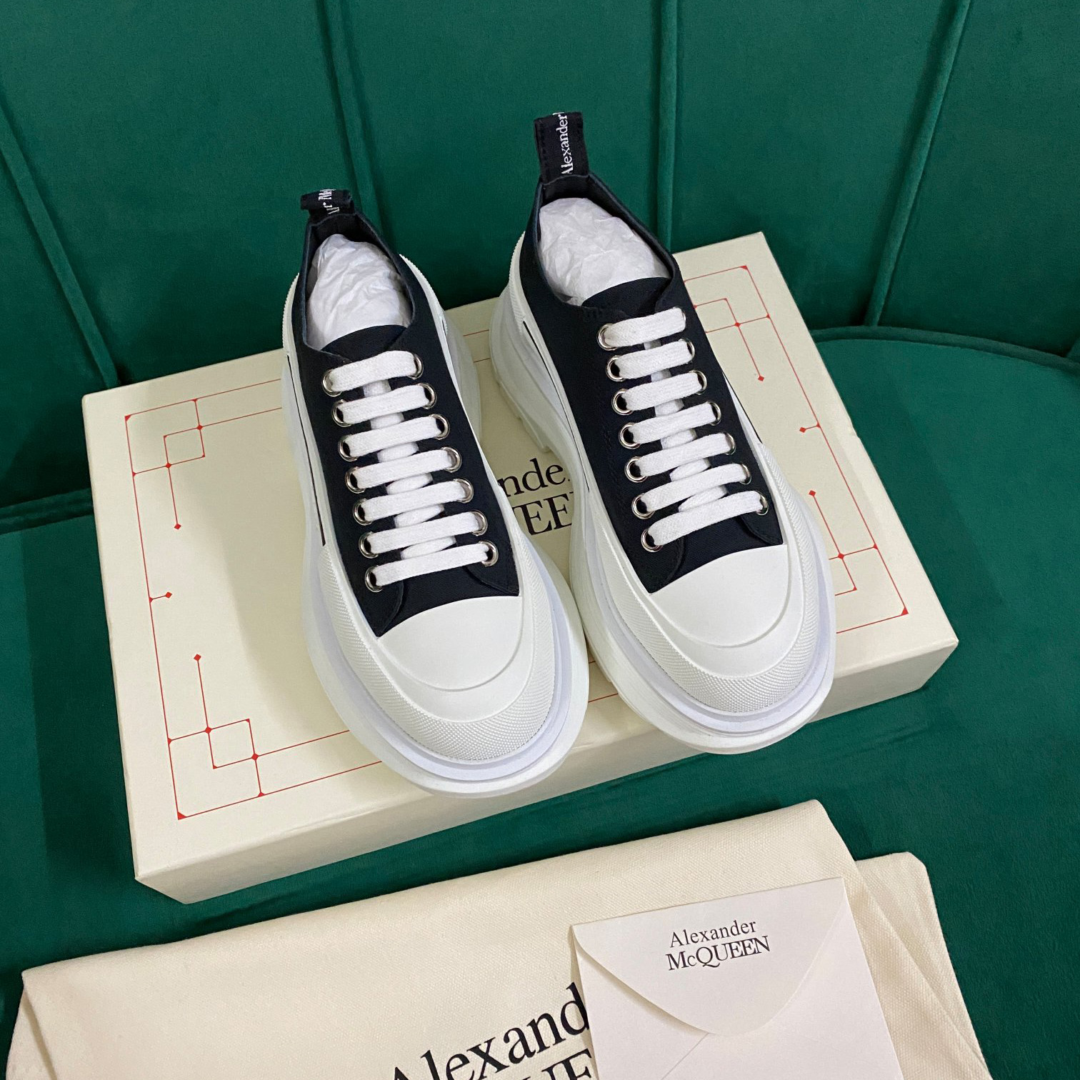 Alexander Mqueen Tread Slick Lace Up in Black/white - 