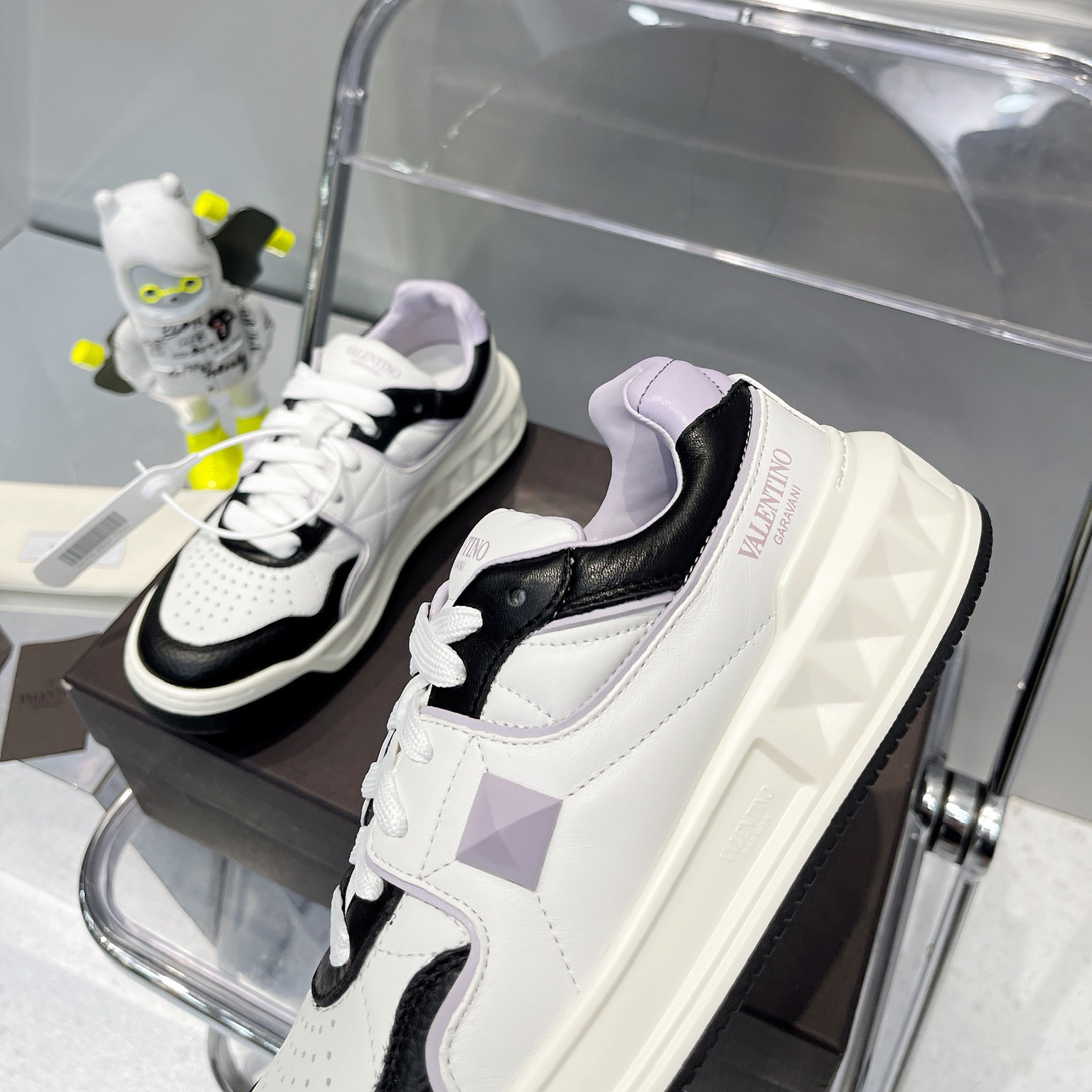Valenti One Stud Low-Top Calfskin Sneaker - PerfectKickZ