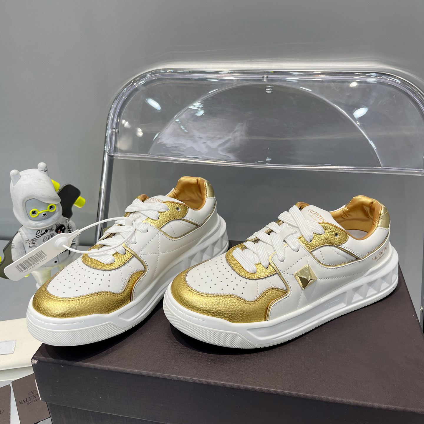 Valenti One Stud Low-Top Calfskin Sneaker - PerfectKickZ