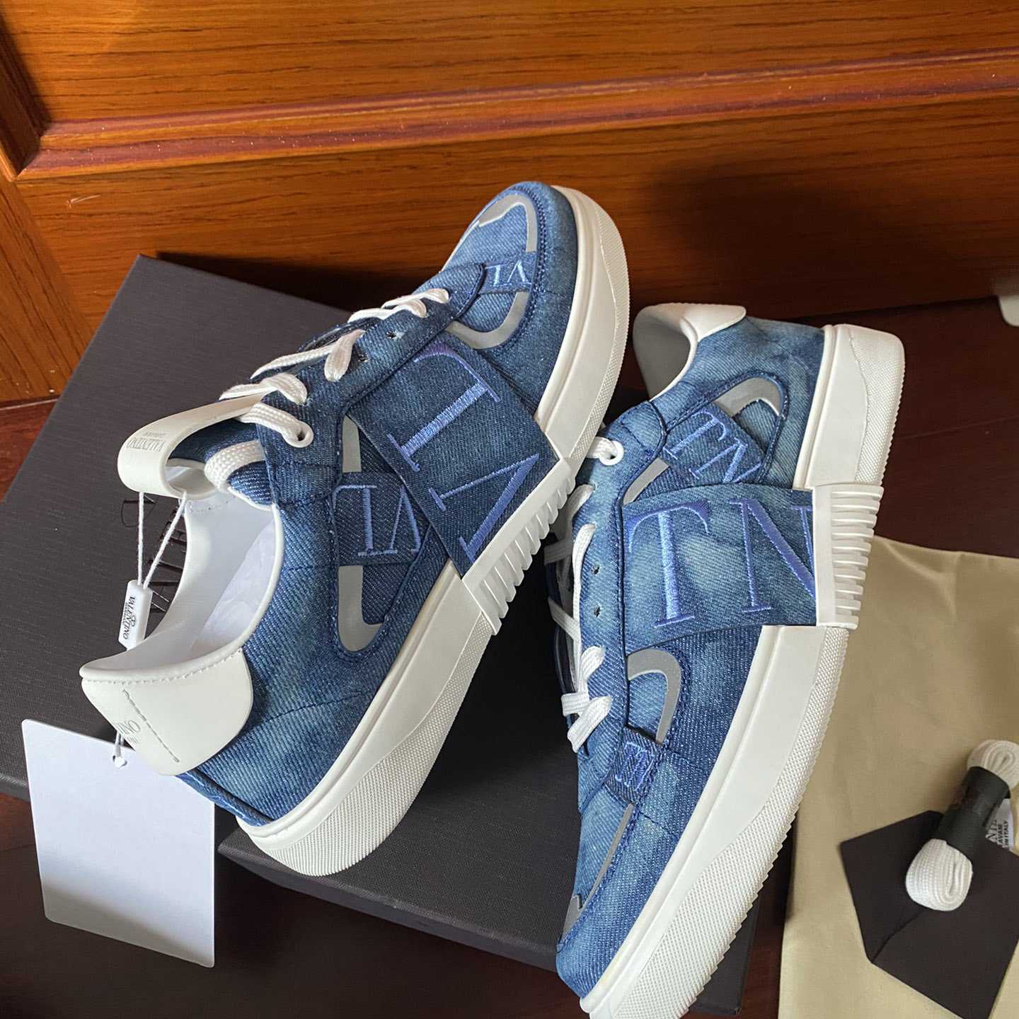 Valenti Low-Top Calfskin Vl7n Sneaker With Bands - 