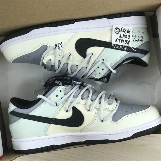 Nike SB Dunk Low EWB “Knicks” Sneaker   DD1391-100  - PerfectKickZ