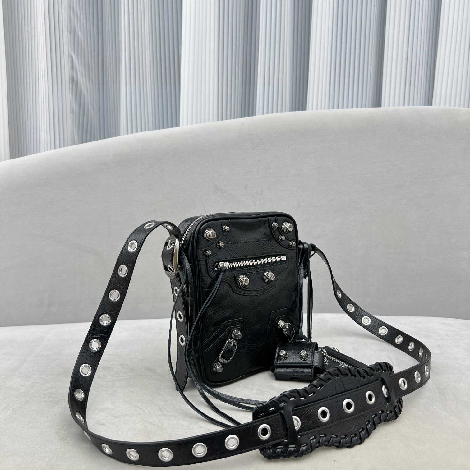 Balenciaga Le Cag M Cross (21-17-4.5cm) - PerfectKickZ