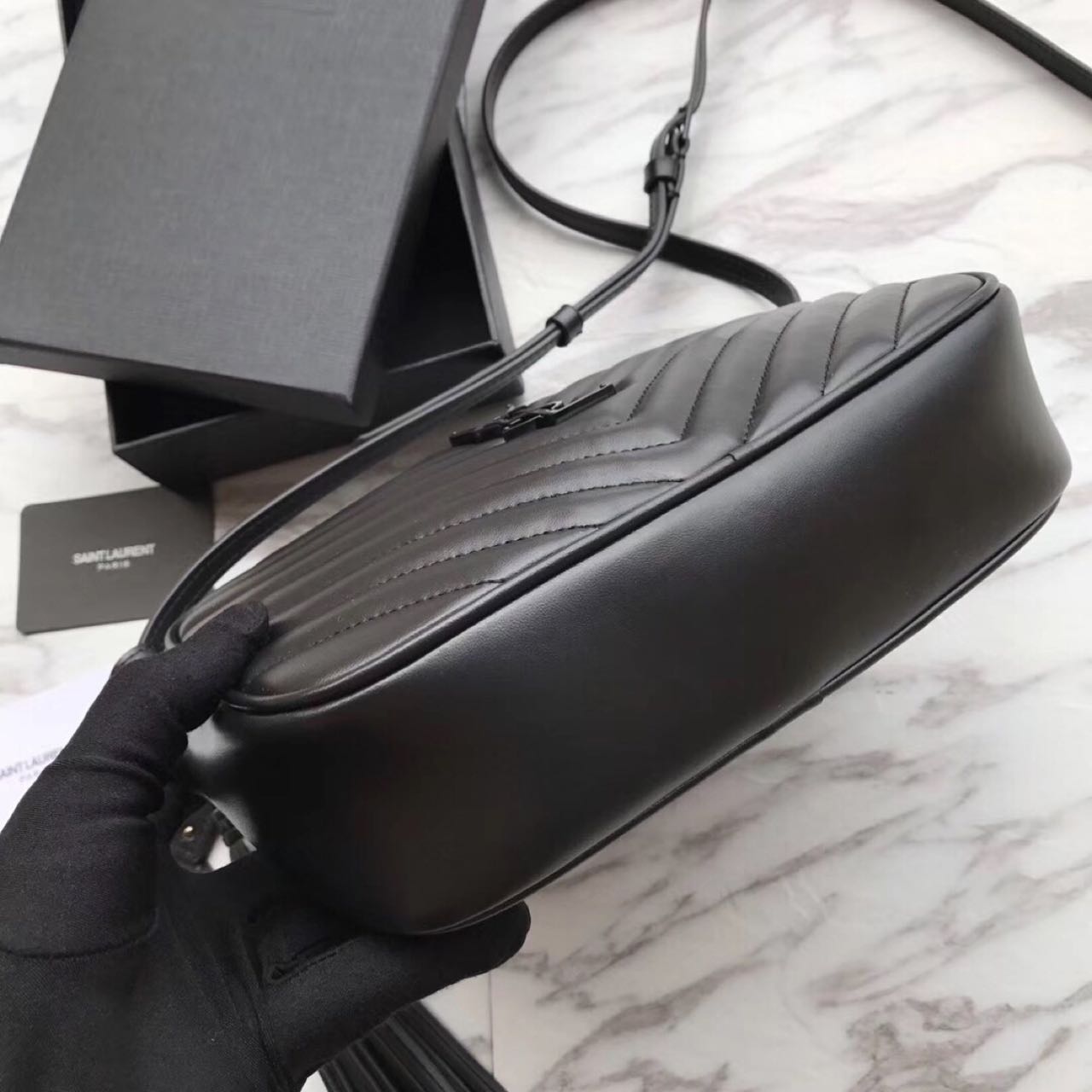 Saint Laurent Black Leather Shoulder Bag ( 23-16-6 cm) - 