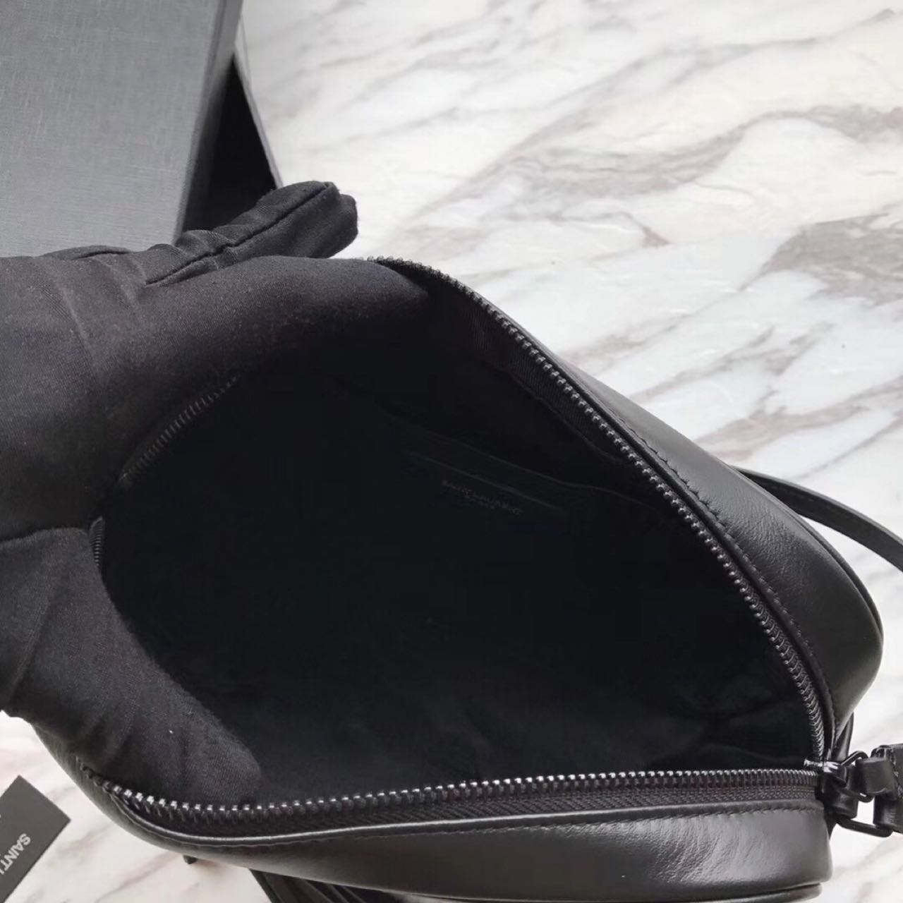 Saint Laurent Black Leather Shoulder Bag ( 23-16-6 cm) - 