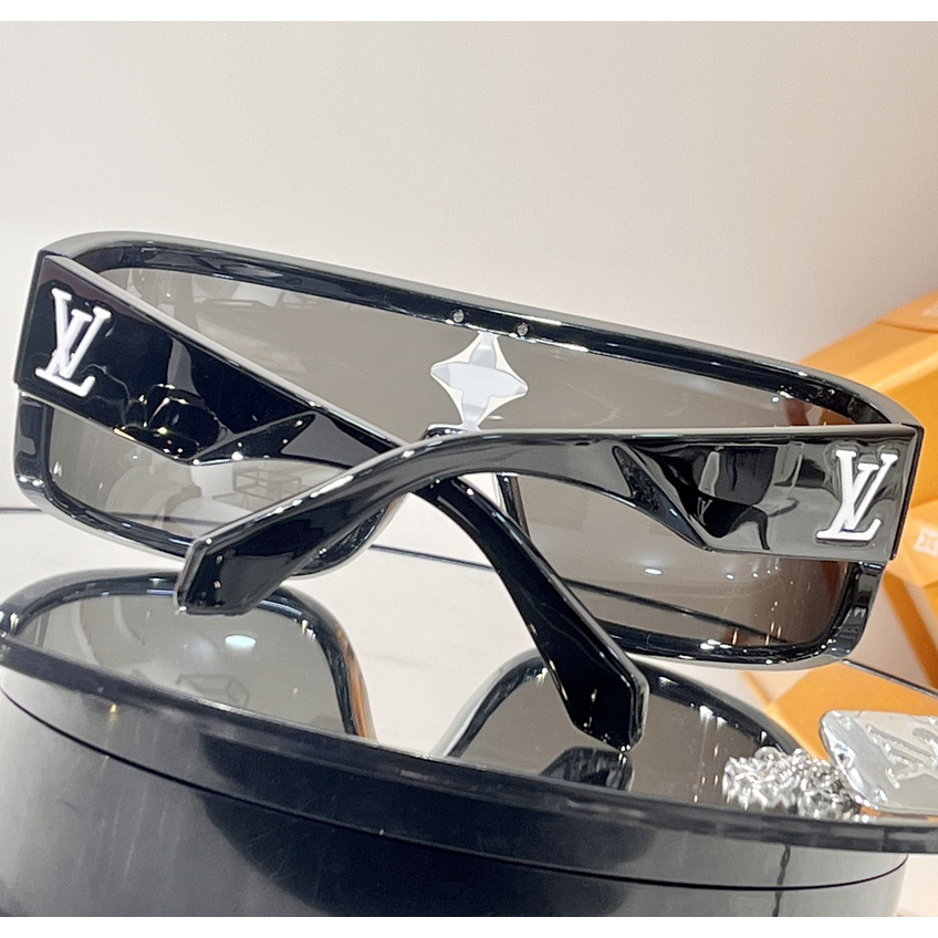 Louis Vuitton Cyclone Sport Mask     Z1741U - PerfectKickZ