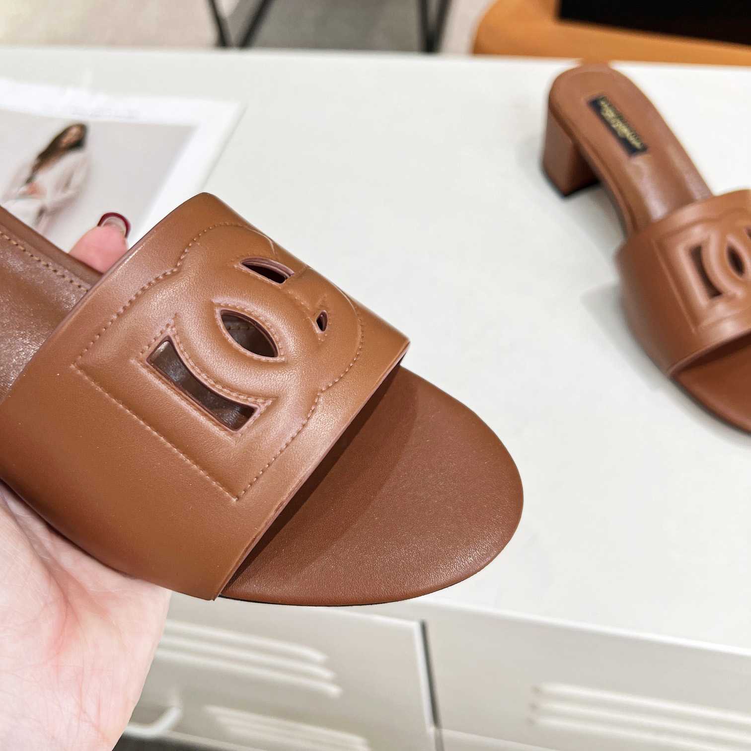 Dolce & Gabbana Calfskin Sliders With DG Logo - PerfectKickZ
