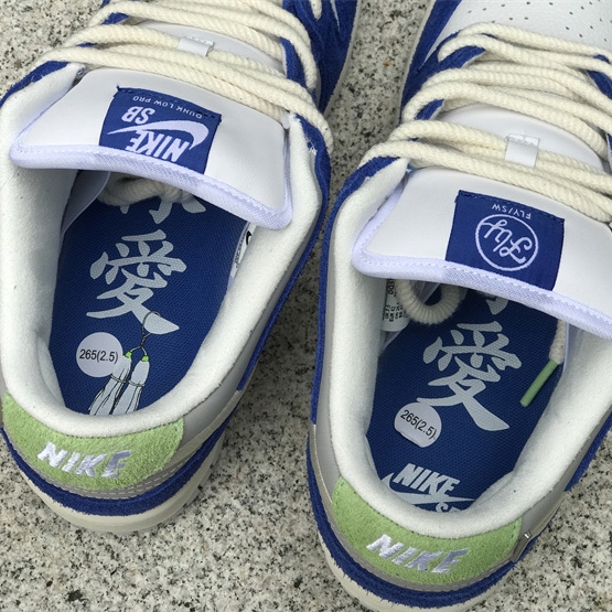 Fly Streetwear x Nike SB Dunk Low Sneaker         DQ5130-400 - PerfectKickZ
