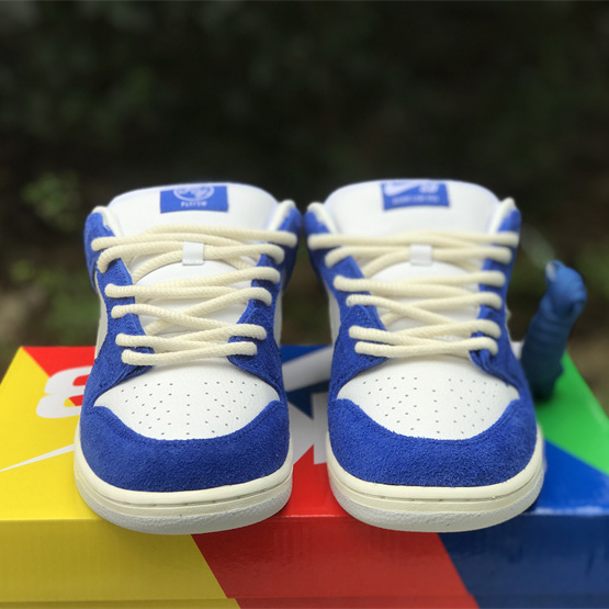 Fly Streetwear x Nike SB Dunk Low Sneaker         DQ5130-400 - PerfectKickZ