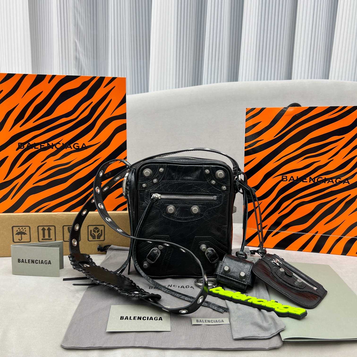 Balenciaga Men's Cagole Men Crossbody Bag In Black(21-17-4.5cm) - PerfectKickZ