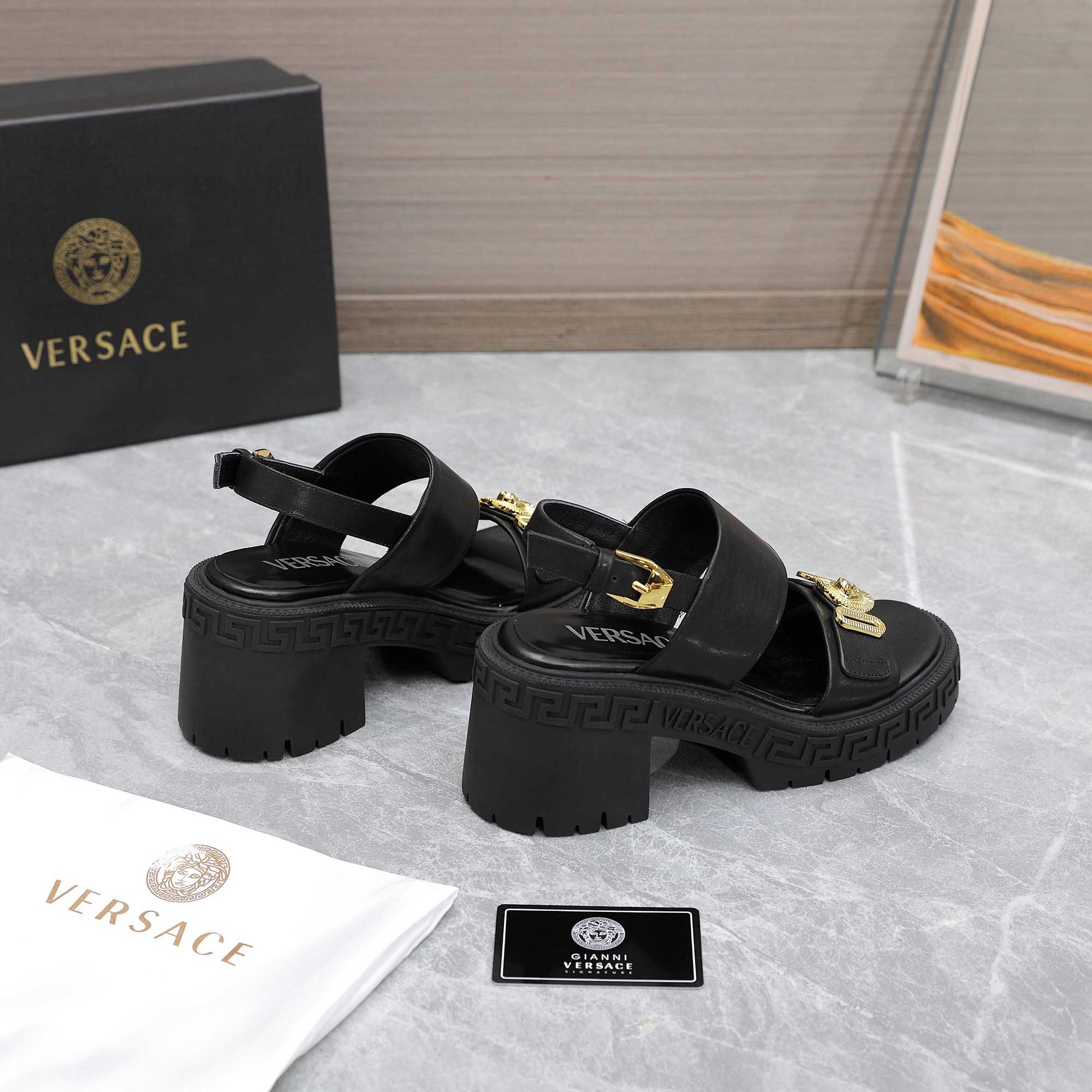 Versace Medusa-Plaque Sandals - PerfectKickZ