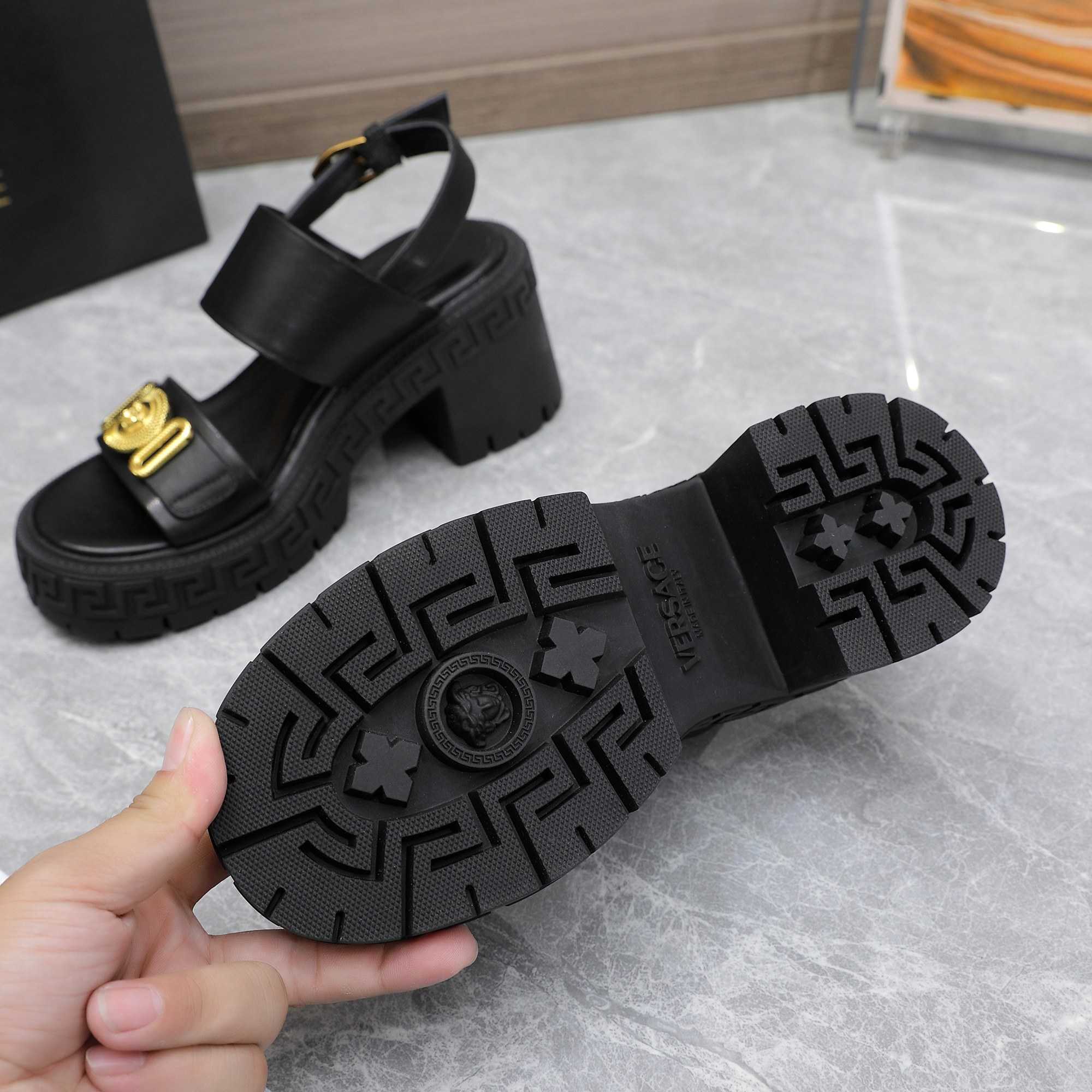Versace Medusa-Plaque Sandals - PerfectKickZ