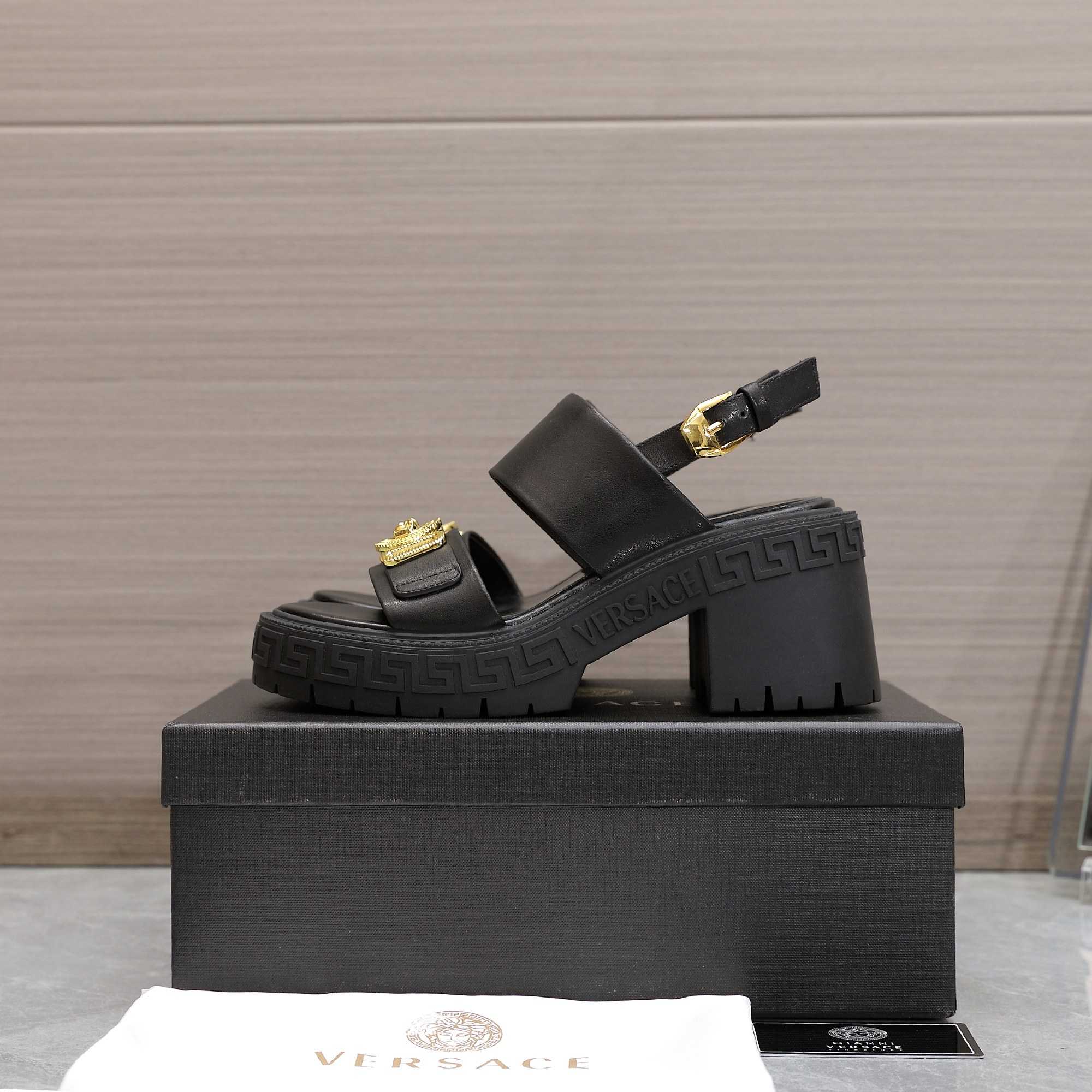 Versace Medusa-Plaque Sandals - PerfectKickZ