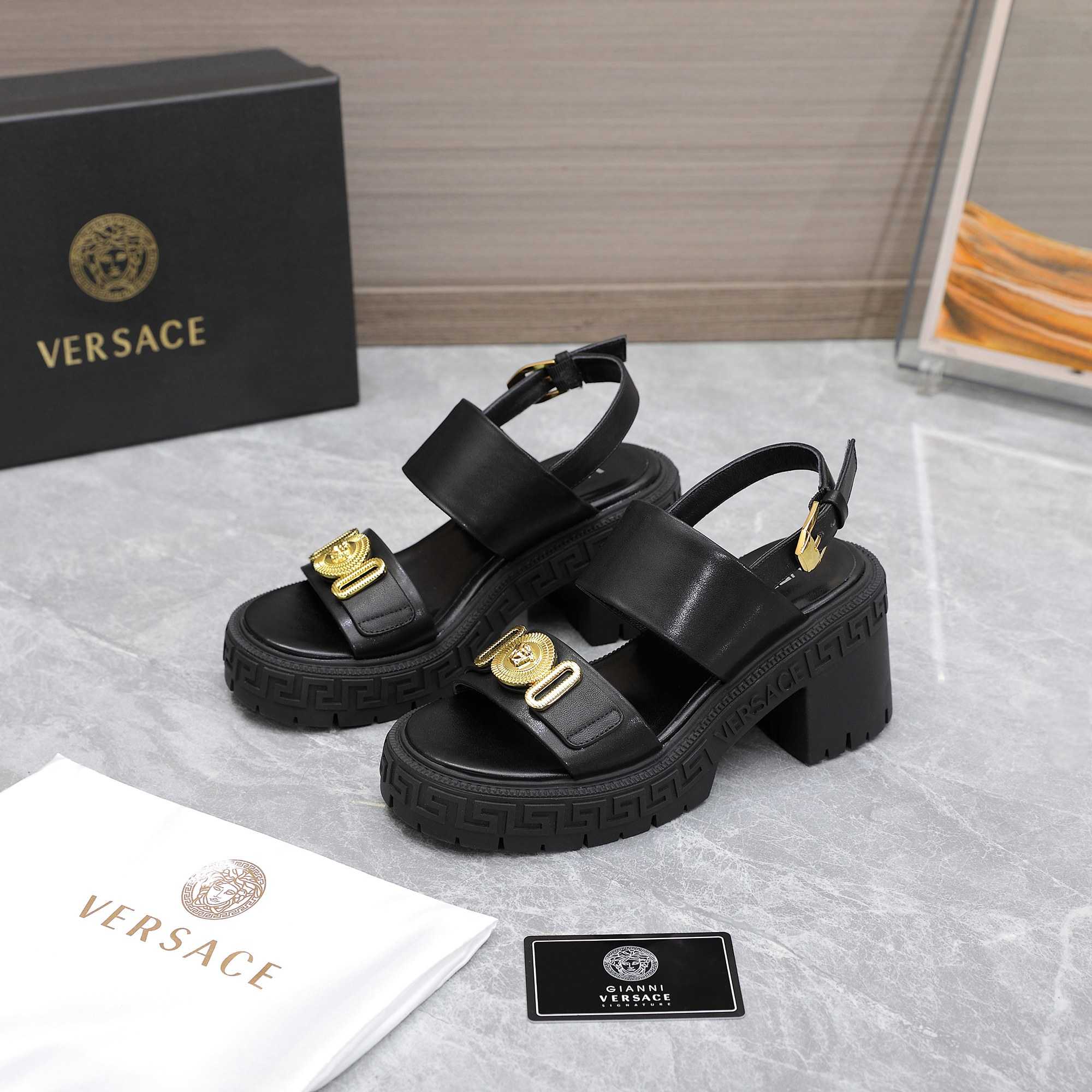 Versace Medusa-Plaque Sandals - PerfectKickZ