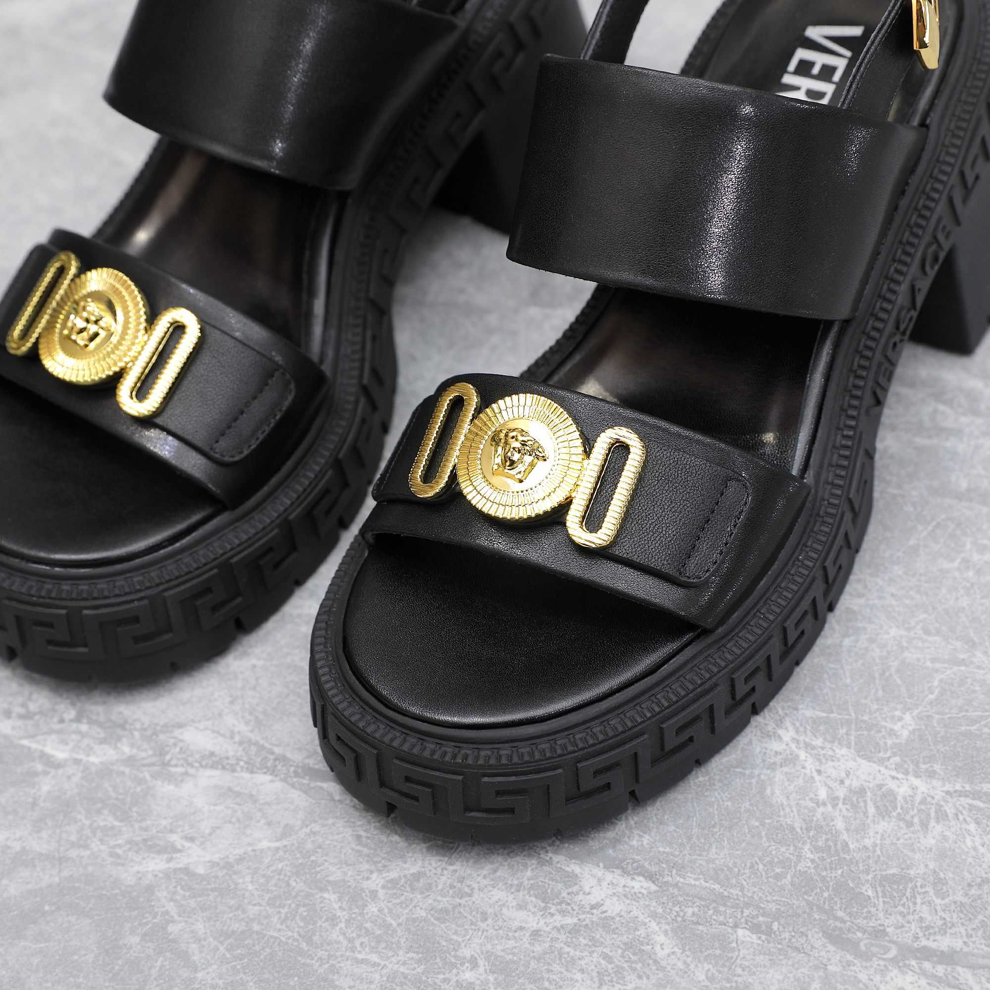 Versace Medusa-Plaque Sandals - PerfectKickZ
