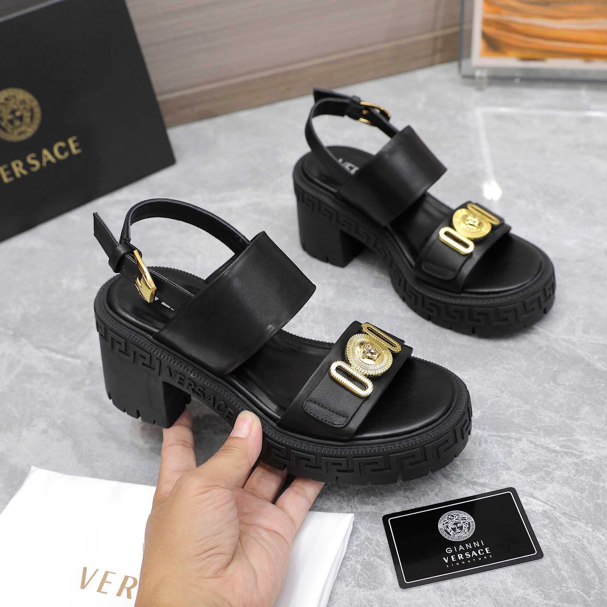 Versace Medusa-Plaque Sandals - PerfectKickZ