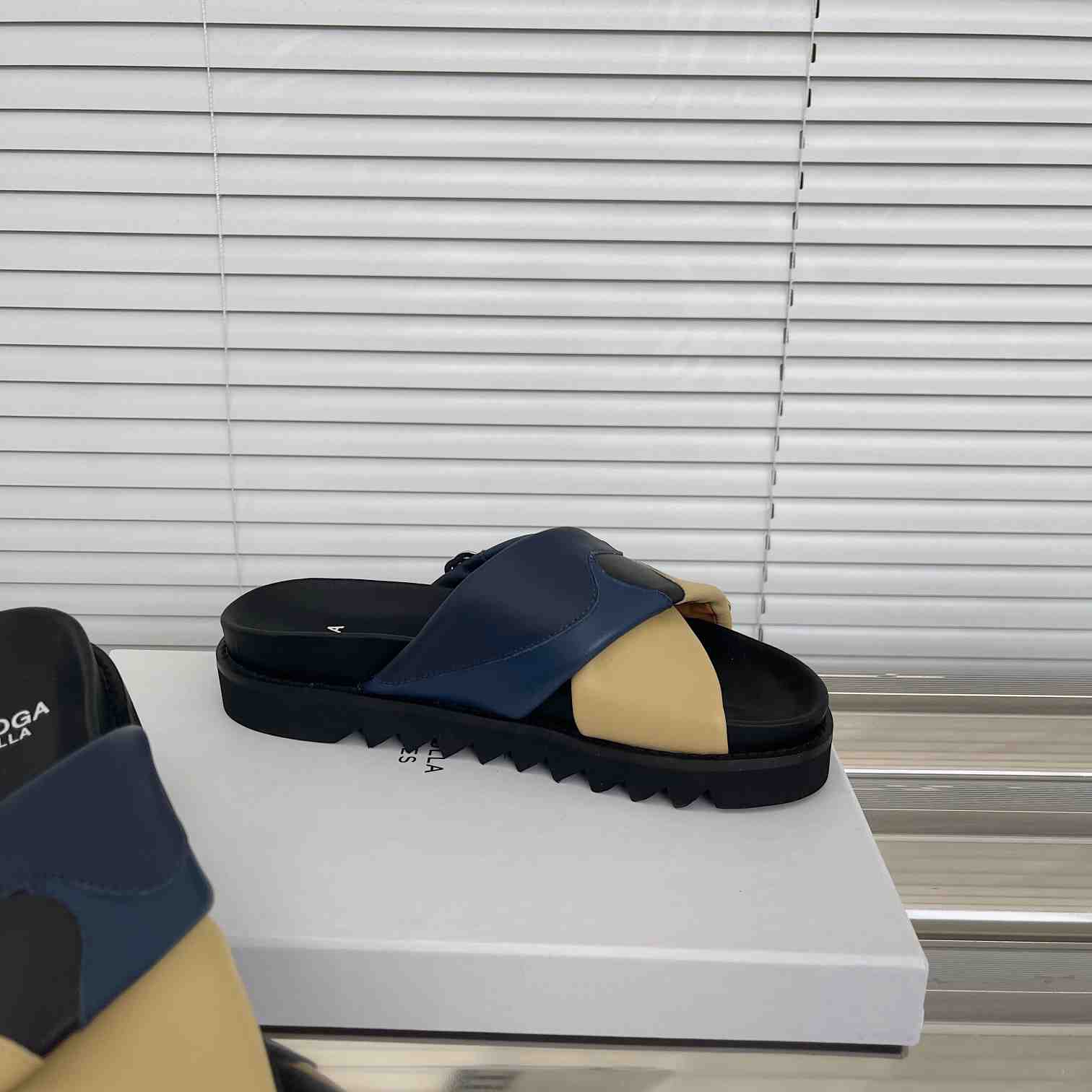 Toga Virilis Slides - PerfectKickZ