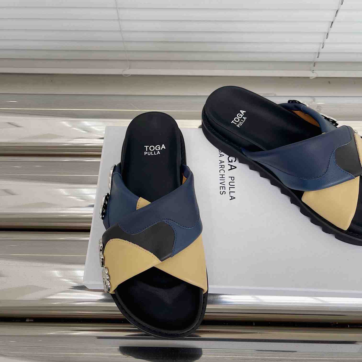 Toga Virilis Slides - PerfectKickZ