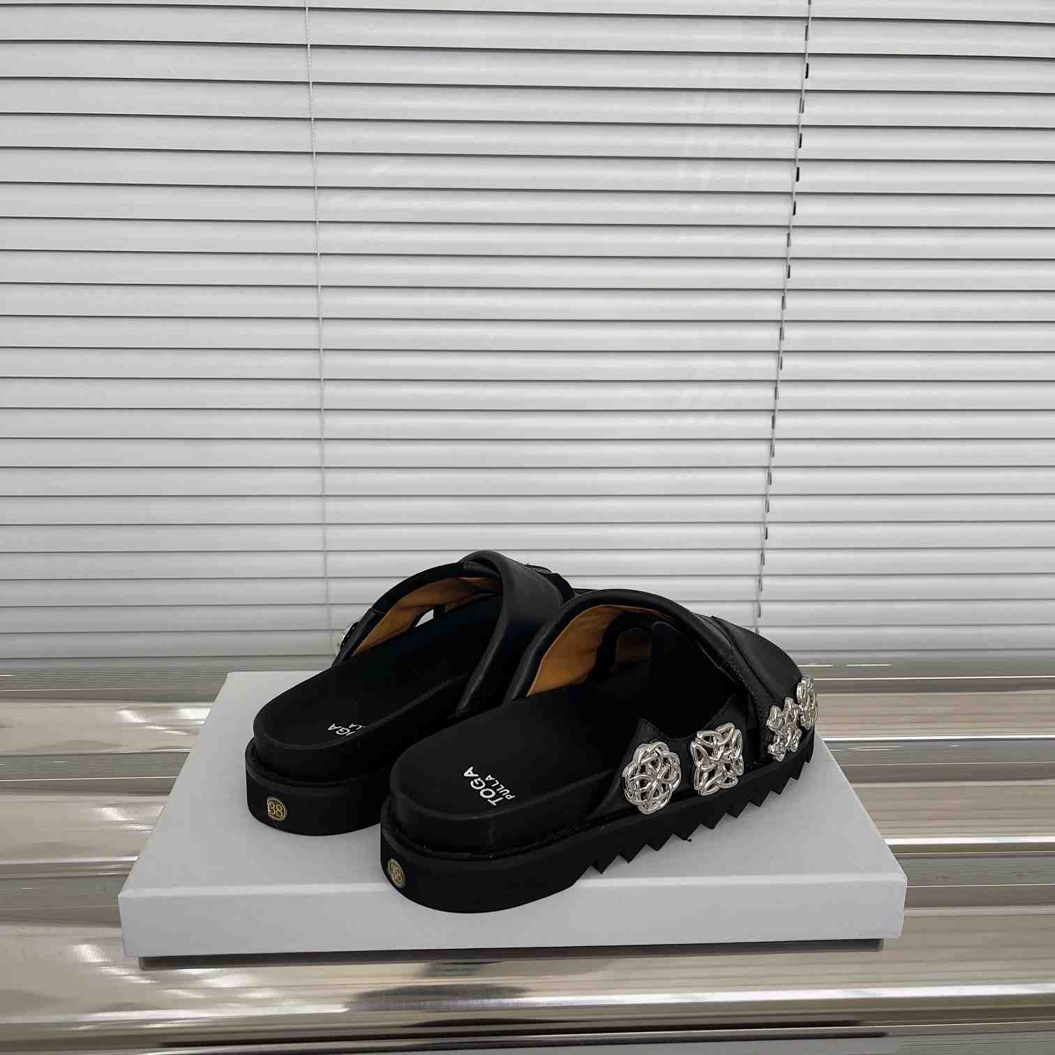Toga Virilis Slides - PerfectKickZ