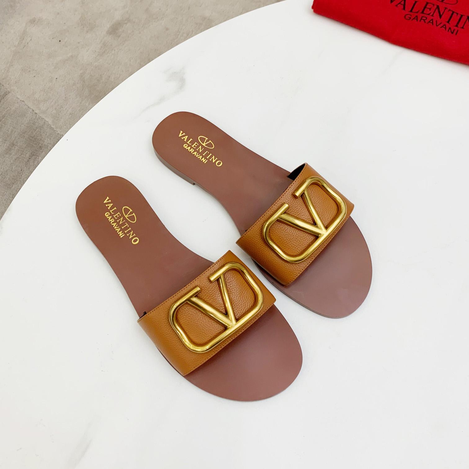 Valenti VLogo Signature Slide Sandal In Grainy Cowhide With Accessory - PerfectKickZ