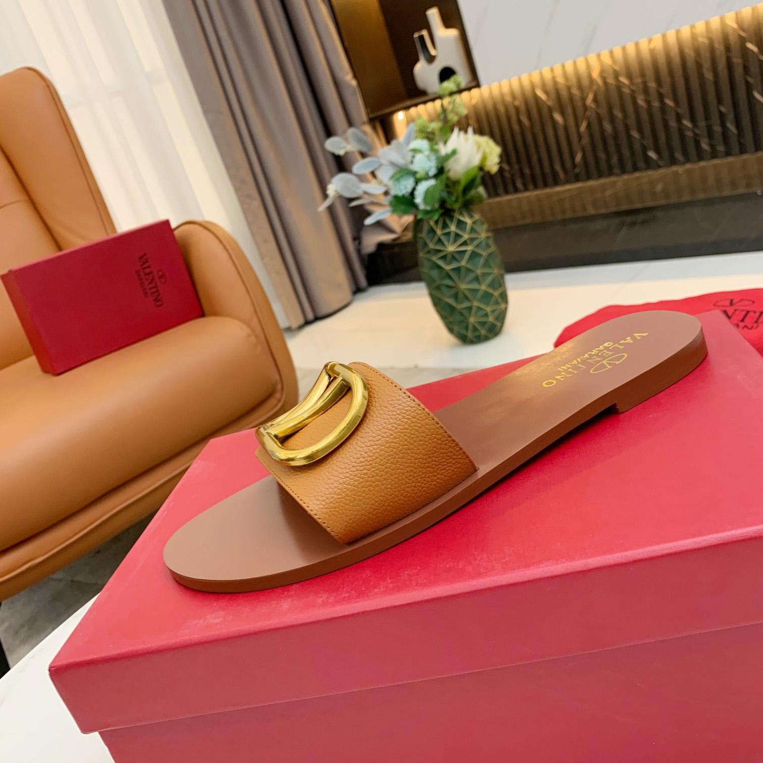 Valenti VLogo Signature Slide Sandal In Grainy Cowhide With Accessory - PerfectKickZ