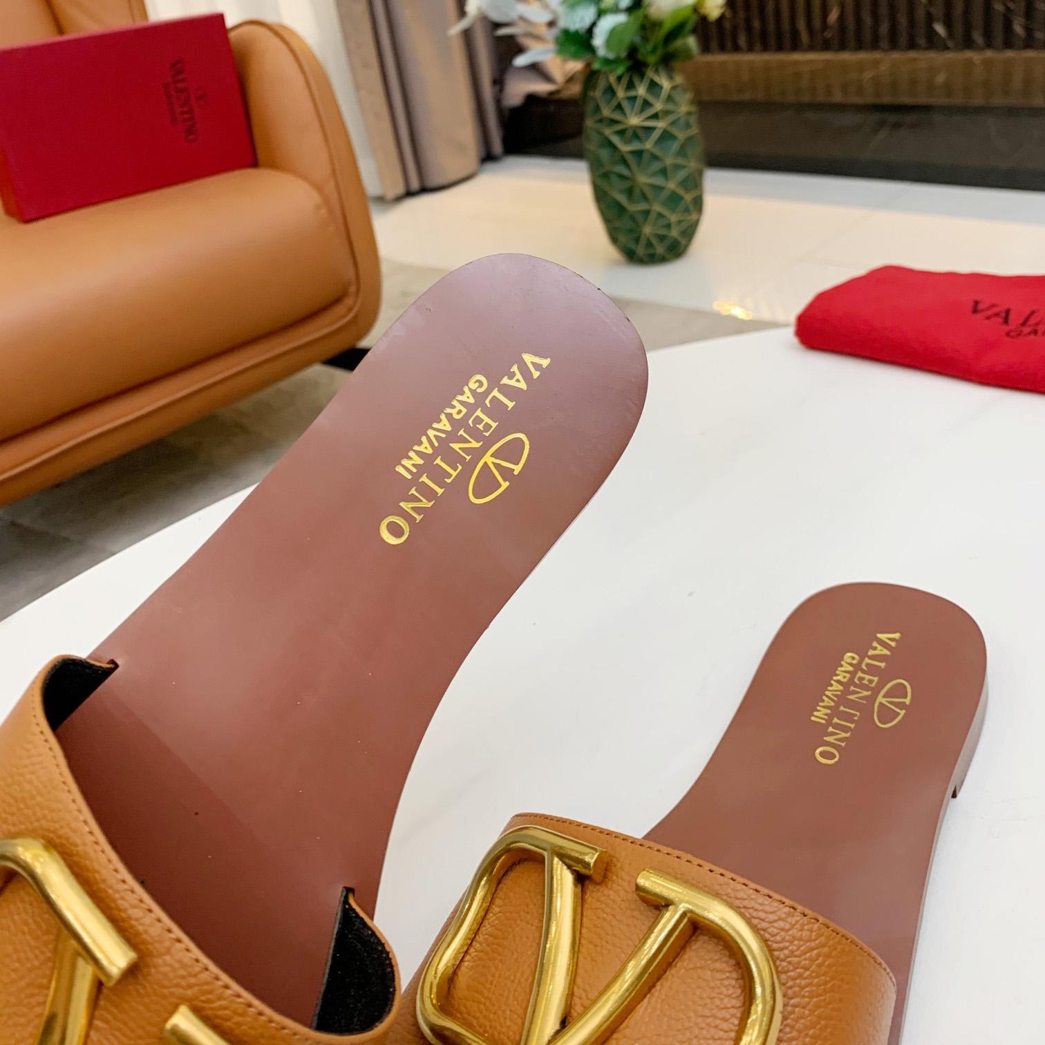 Valenti VLogo Signature Slide Sandal In Grainy Cowhide With Accessory - PerfectKickZ