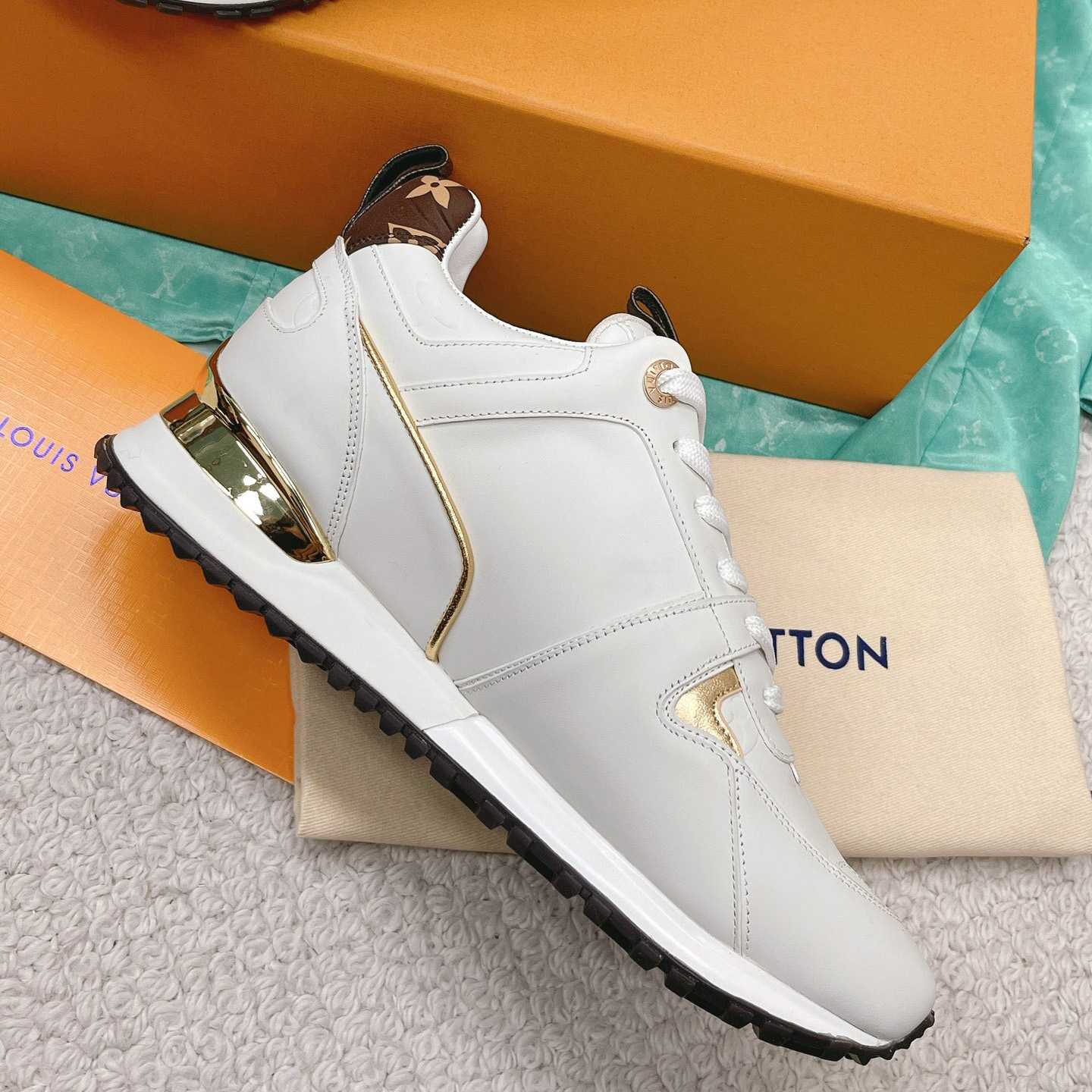Louis Vuitton Run Away Sneaker      1AAP3T - 
