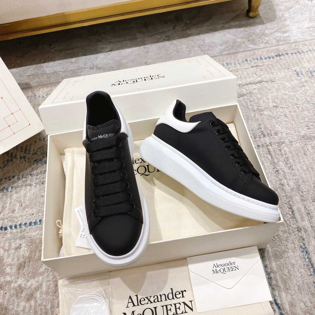 Alexander Mqueen Oversized Sneaker in Black - 