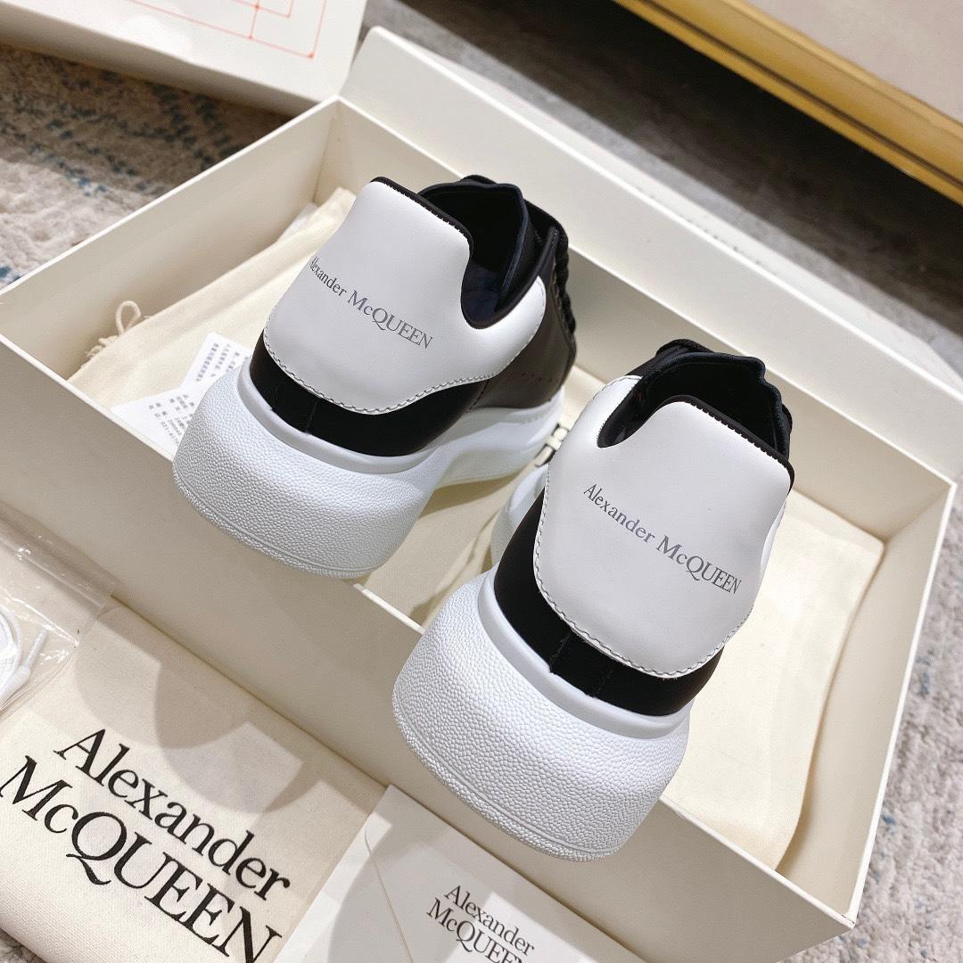 Alexander Mqueen Oversized Sneaker in Black - 