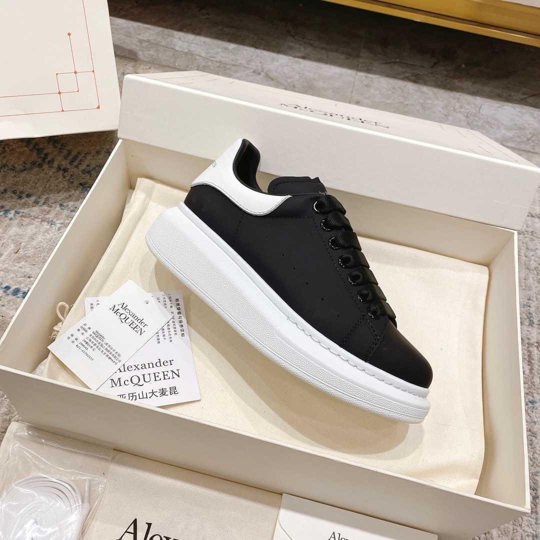 Alexander Mqueen Oversized Sneaker in Black - 