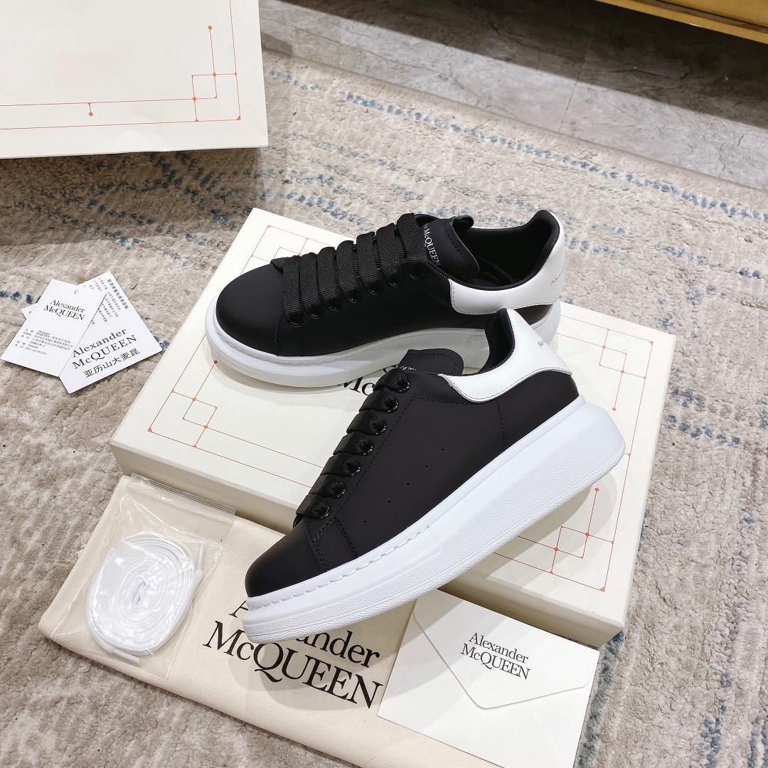 Alexander Mqueen Oversized Sneaker in Black - 