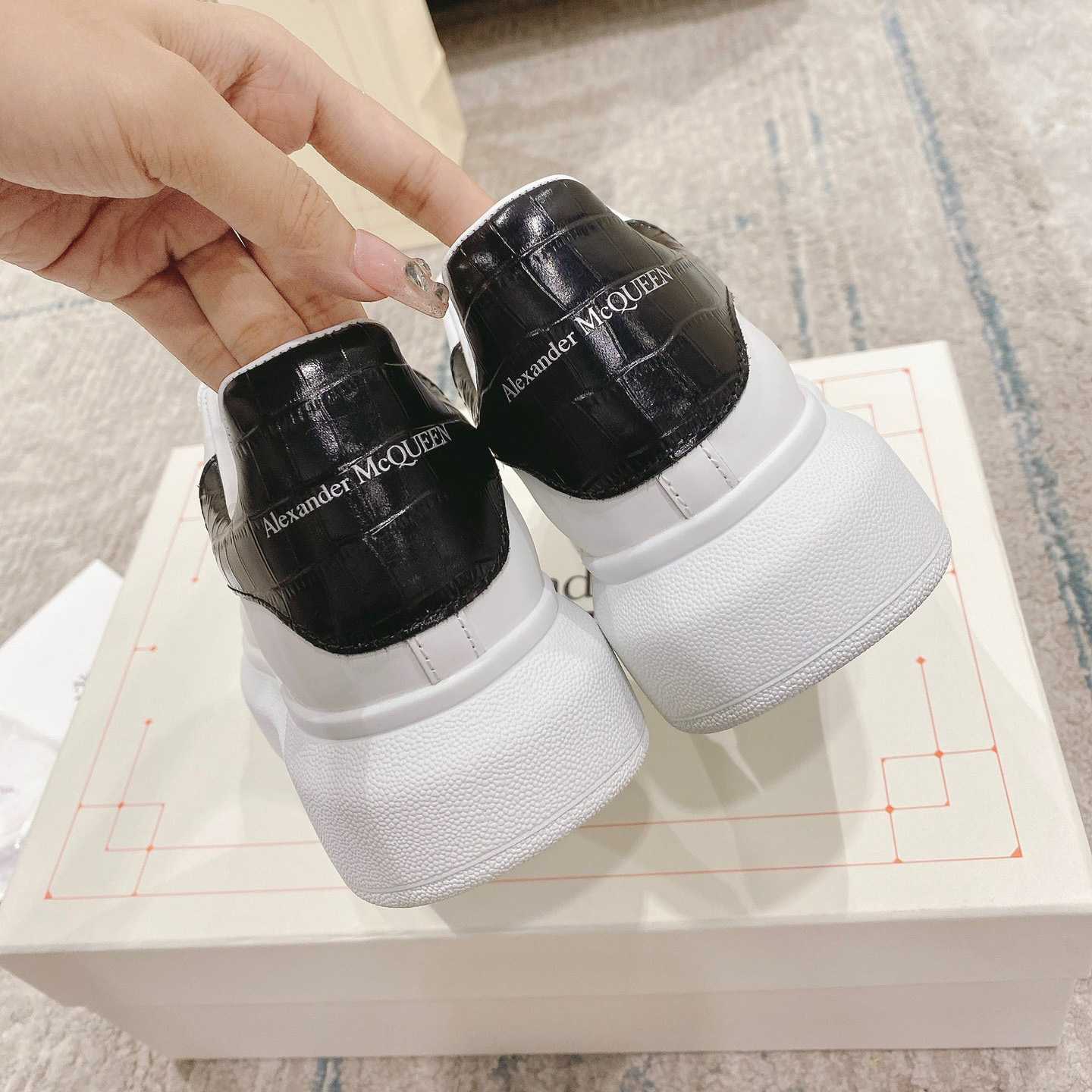 Alexander Mqueen Oversized Sneaker In White/Black - PerfectKickZ