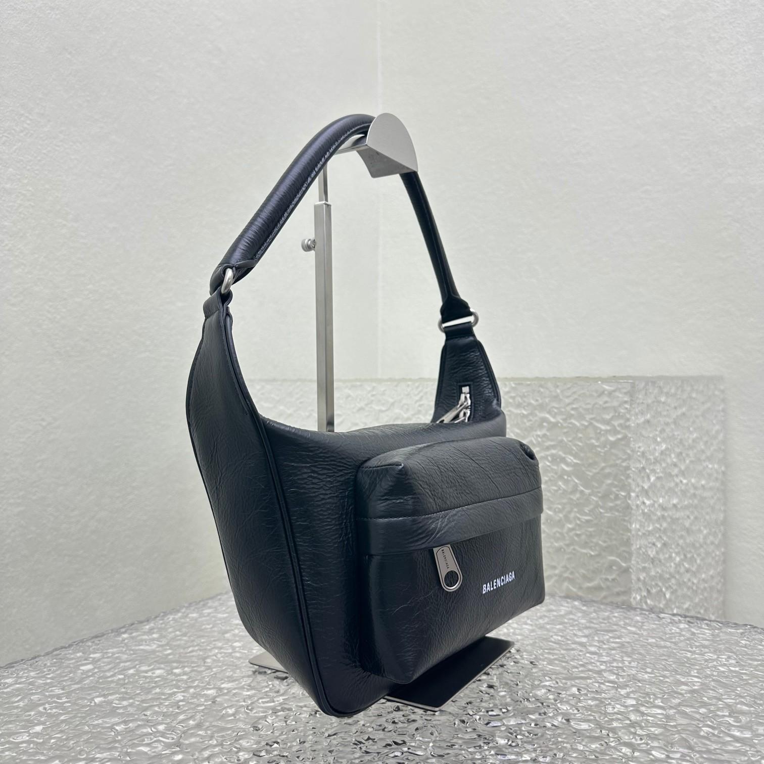 Balenciaga Raver Medium Bag With Handle In Black - 