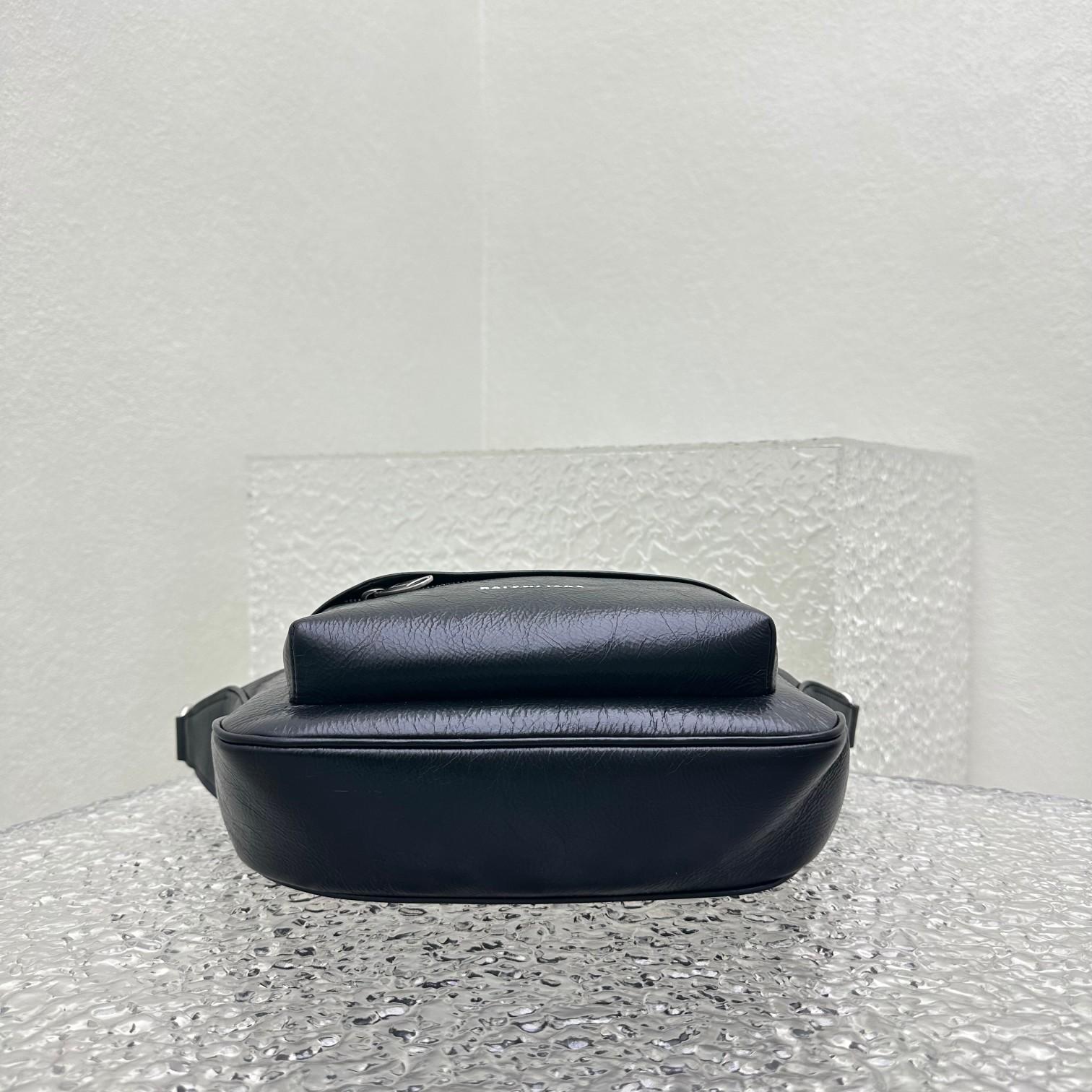 Balenciaga Raver Medium Bag With Handle In Black - 