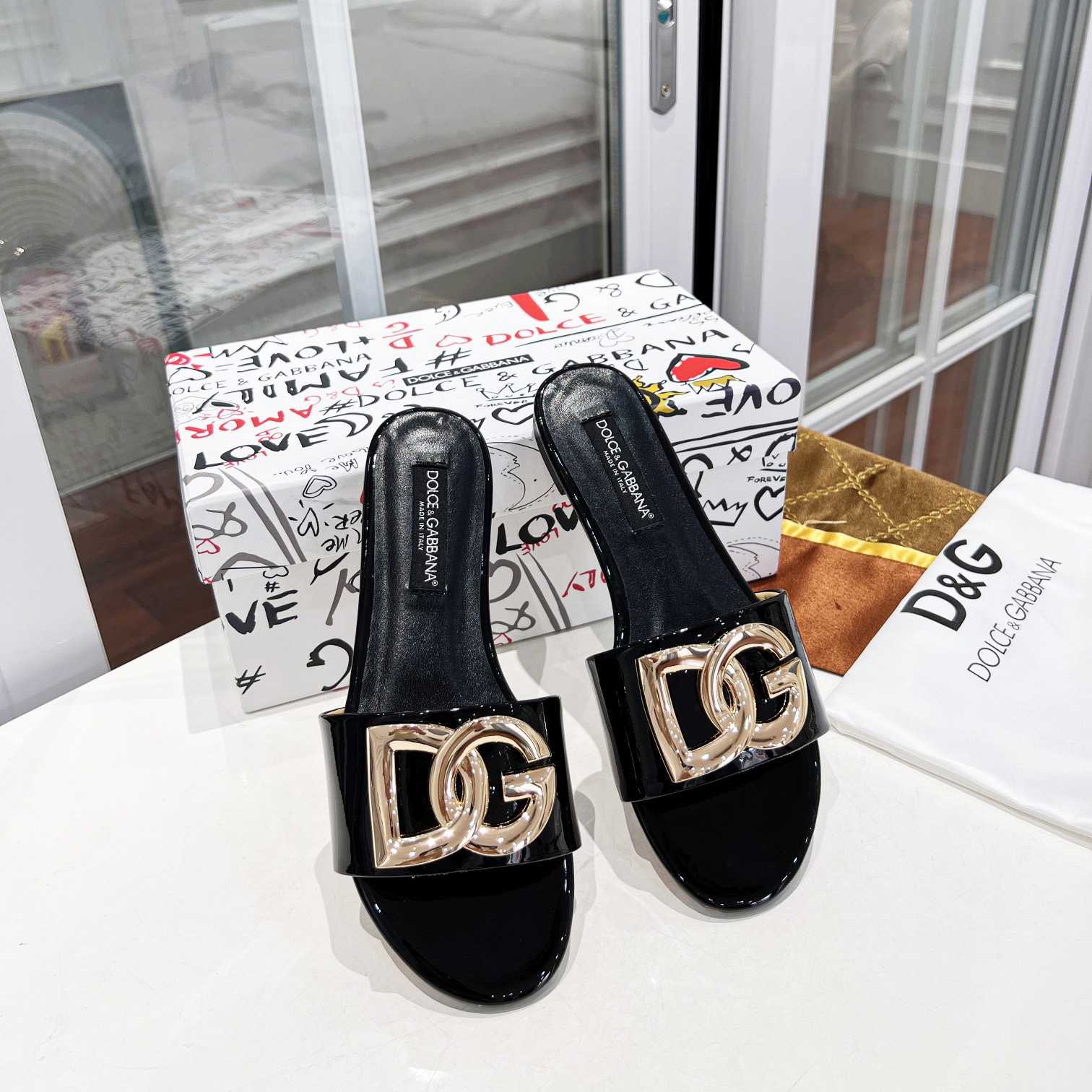 Dolce & Gabbana Polished Calfskin Sliders With DG Logo - PerfectKickZ