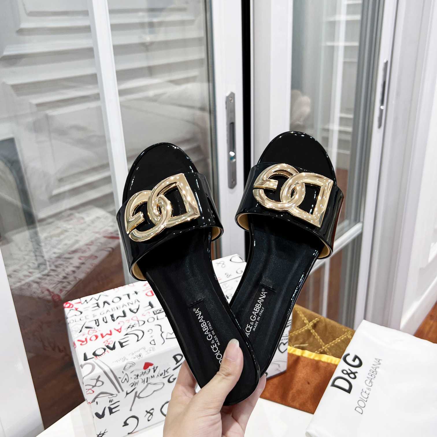 Dolce & Gabbana Polished Calfskin Sliders With DG Logo - PerfectKickZ
