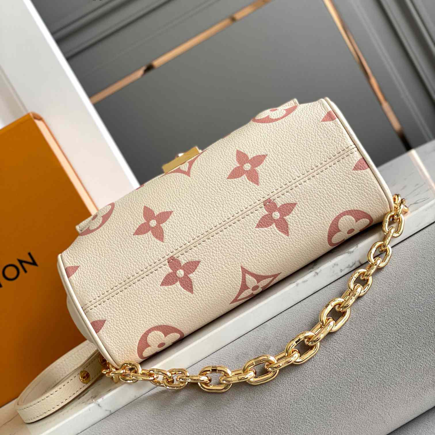Louis Vuitton Favorite Handbag  (24x14x9CM)    M46393 - PerfectKickZ
