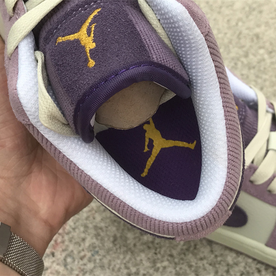 Air Jordan 1 Low PRM"Elephant Print" Sneaker       DR8057-500 - 