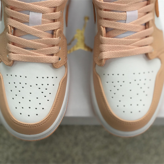 Air Jordan 1 Low Sneaker    DC0774-801 - 