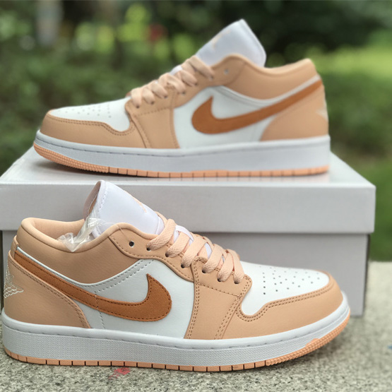 Air Jordan 1 Low Sneaker    DC0774-801 - 